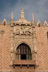 Balcone di Palazzo Ducale con la statua della Giustizia.jpg