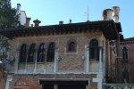 Palazzo Gaffaro con pietre forate.jpg
