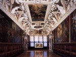 stucchi dela sala delle 4 porte col dipinto del Tiepolo.jpg