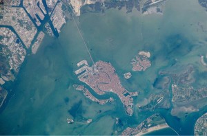 Venezia_laguna_vista_satellite-1200
